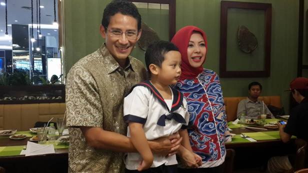 Sandiaga Uno dan istri, Nur Asia, dan anak bungsunya, Sulaiman. Foto: Hidupgaya